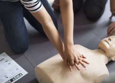 CPR ilk yardım eğitimi öğrenme insanlar 