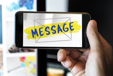 Akıllı telefon kullanan adam