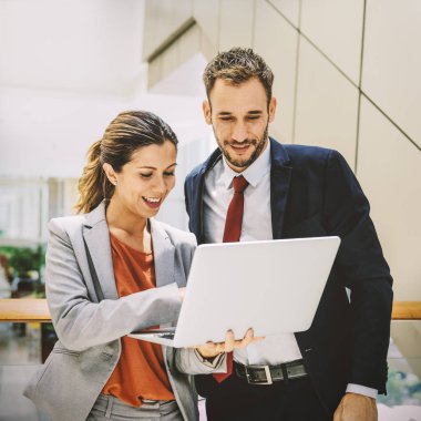 iş adamları iş tartışıyor