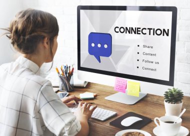 bilgisayar ile çalışan kadın 