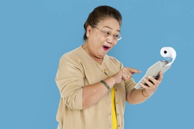 üst düzey kadın stüdyoda poz