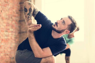 adam Yoga pratik egzersiz