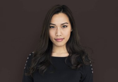 kadın stüdyoda poz 