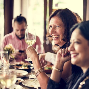 neşeli insanlar şarap içme