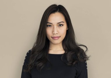 kadın stüdyoda poz 