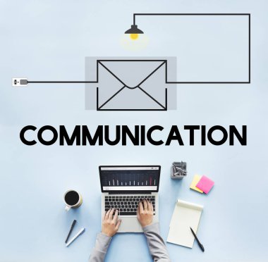 Dizüstü bilgisayarda çalışan kişi