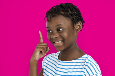 Kız stüdyoda poz veriyor. 