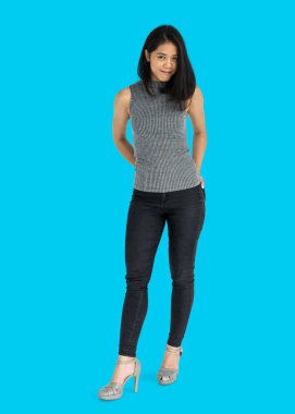  Asyalı kadın stüdyoda poz 