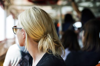 güneş gözlüğü takan kadın