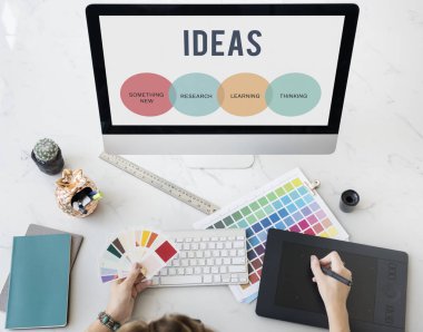 bilgisayarda çalışan tasarımcı