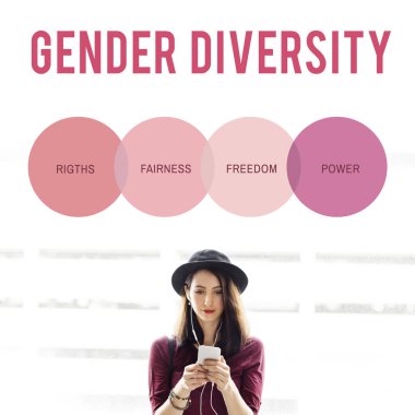 Akıllı telefon kullanan genç bir kadın.