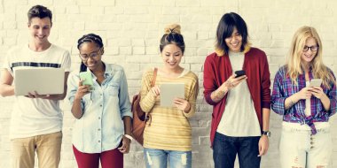 Dijital cihazlar kullanan öğrenciler 