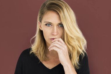 Studio neşeli beyaz kadın