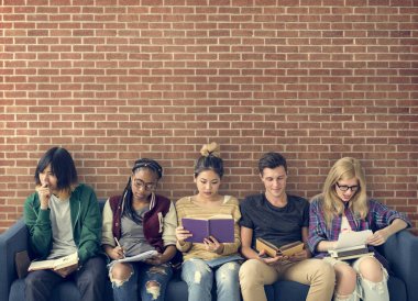 Öğrenciler birlikte öğrenme