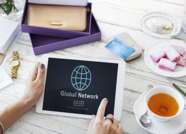 dijital tablet kullanan kadın