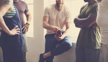 İnsanlar egzersiz sınıfında