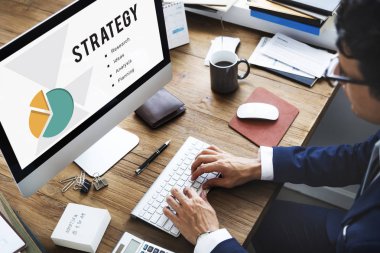 İşadamı bilgisayar kullanarak takım elbiseli  