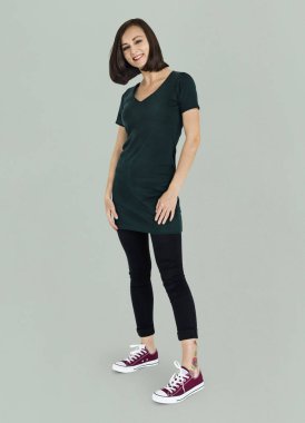 genç kadın stüdyoda poz