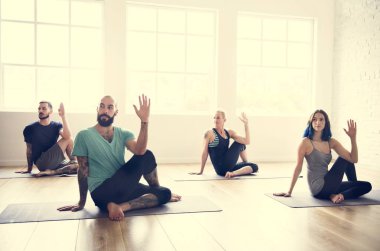 Yoga pratik egzersiz yaparak arkadaşlar 