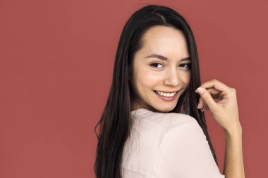 Stüdyoda genç bir kadın 