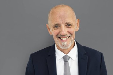 gülümseyen kıdemli iş adamı