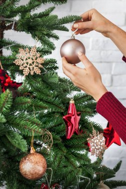 Noel Ağacını süsleyen Kadın