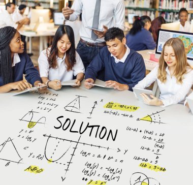 Öğrenci çalışma masasında çeşitlilik grubu