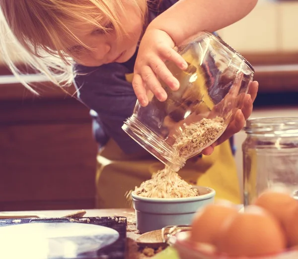 Kleine jongen Baking — Stockfoto