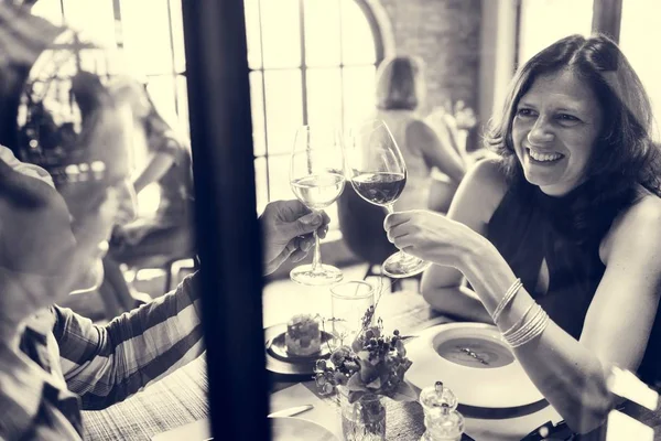 Romantik randevusu olan çift. 