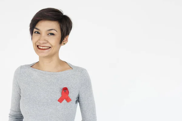 Žena s červenou stužkou proti aids — Stock fotografie