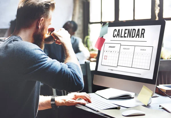 Man koffie drinken en werken met computer — Stockfoto