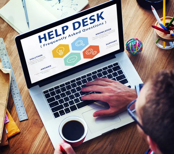 İş adamı dizüstü bilgisayar kullanıyor