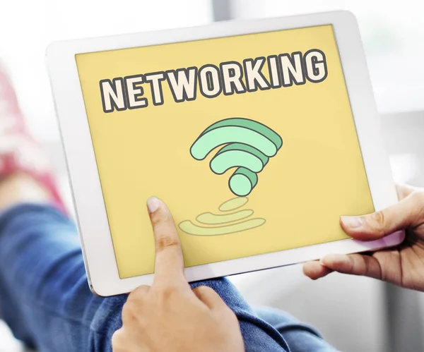 Dijital tablo kullanan kişi