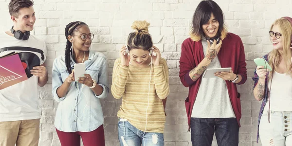 Dijital cihazlar kullanan öğrenciler 