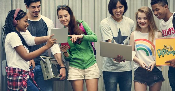 Diversos adolescentes se divierten — Foto de Stock