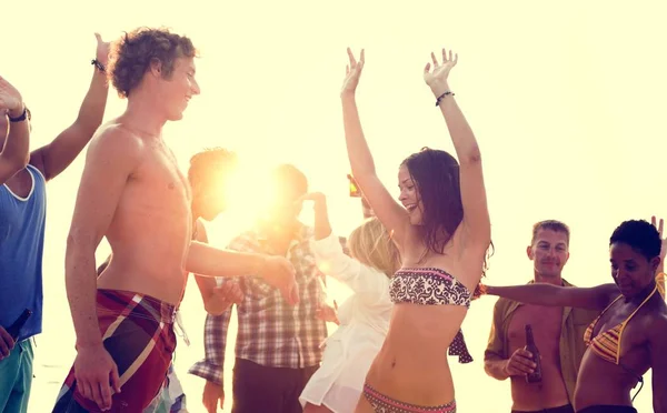 Люди насолоджуються пляжною вечіркою — стокове фото