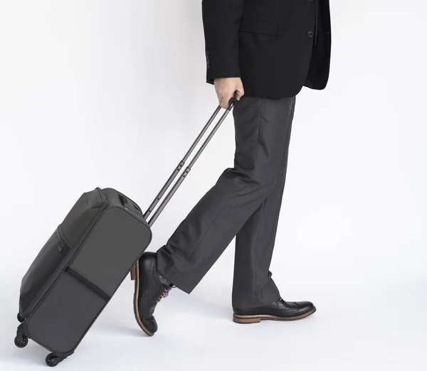 Человек ходит с чемоданом — стоковое фото