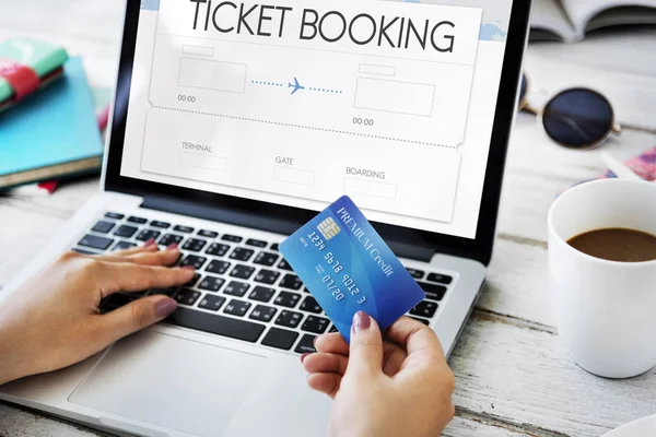 Dizüstü bilgisayarda yazan kadın elleri