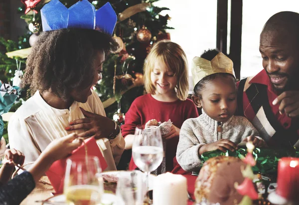 Famiglia che celebra la vigilia di Natale a casa — Foto Stock