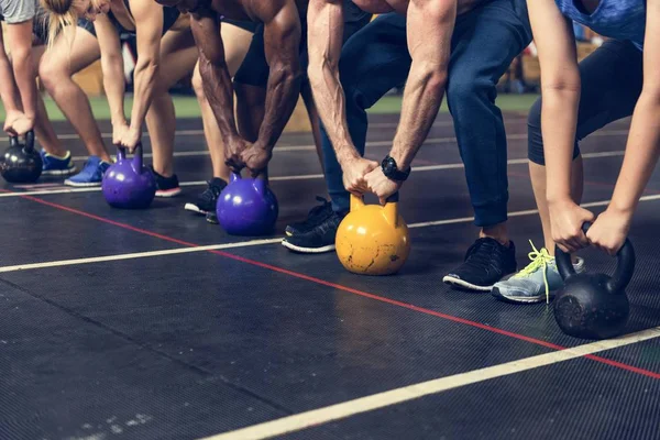 Spor salonunda egzersiz yapan insanlar