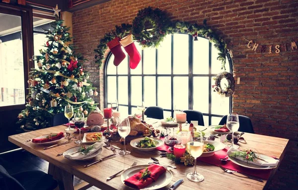 Стол с рождественским ужином — стоковое фото