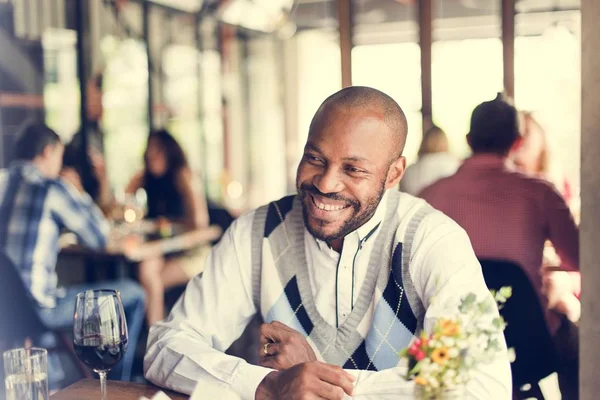 Homem africano alegre no restaurante — Fotografia de Stock
