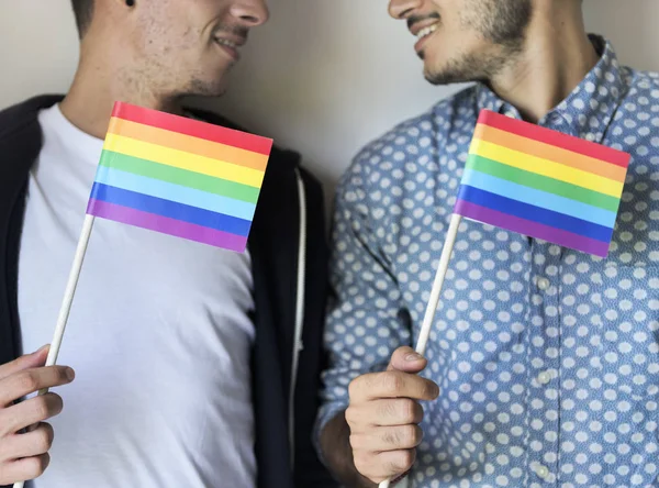 gay çift gökkuşağı bayrakları holding