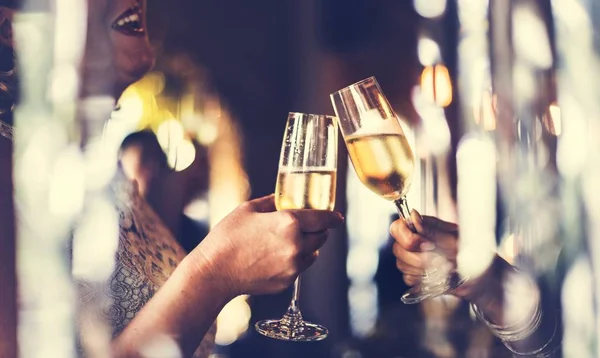 Na zdraví lidí s brýlemi šampaňského — Stock fotografie