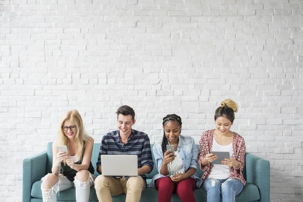 Dijital cihazlar kullanan öğrenciler 