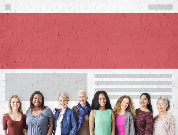 çeşitlilik gülümseyen kadın