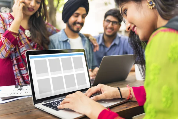 Studenti indiani studiare all'aperto — Foto Stock