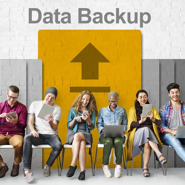 Dijital aygıtlar kullanan insanlar