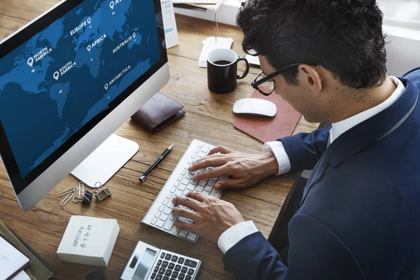 Zakenman werken met computer — Stockfoto