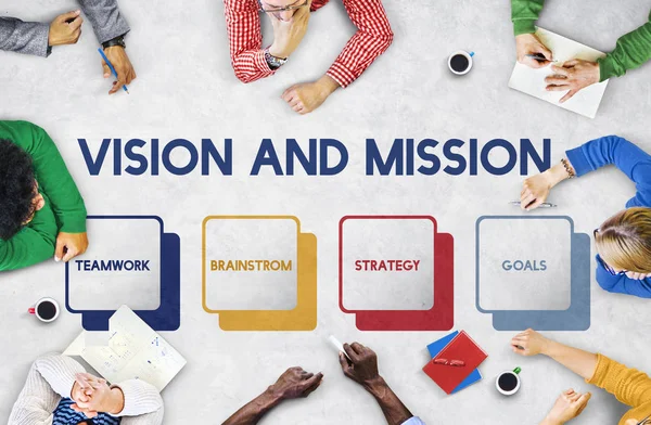 Toplantıda iş adamları tartışıyor 